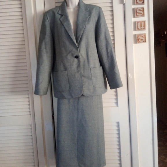 SIZE 10, VINCI CLOTHIERS 2 PIECE SUIT - Picture 1 of 14